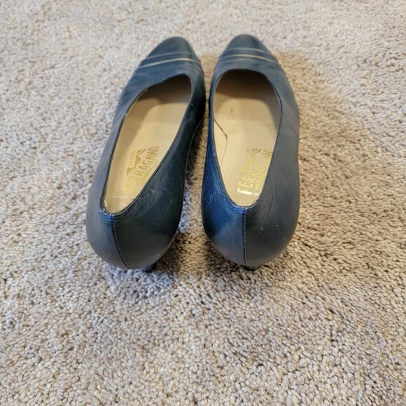Salvatore Ferragamo navy low heels 8 B - Picture 2 of 4